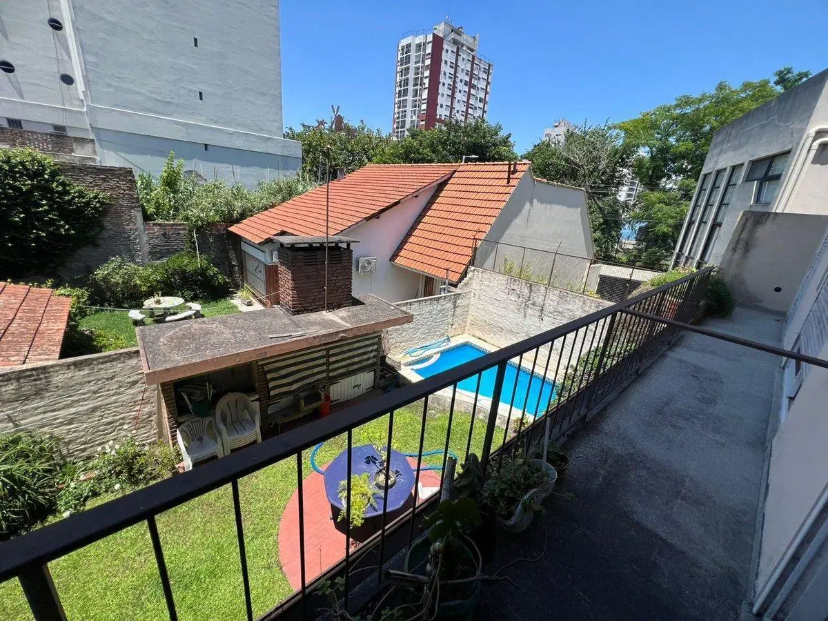 Tríplex Señorial con Cochera y Jardín en Wilde 5