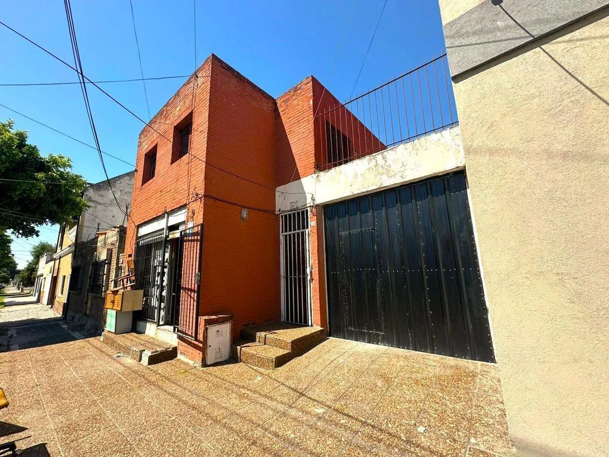 Casa con local cochera y parque con pileta 2