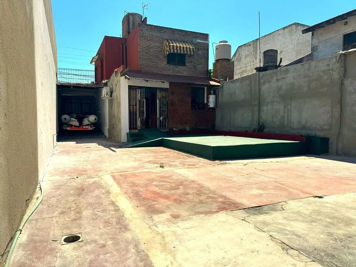 Casa con local cochera y parque con pileta 3