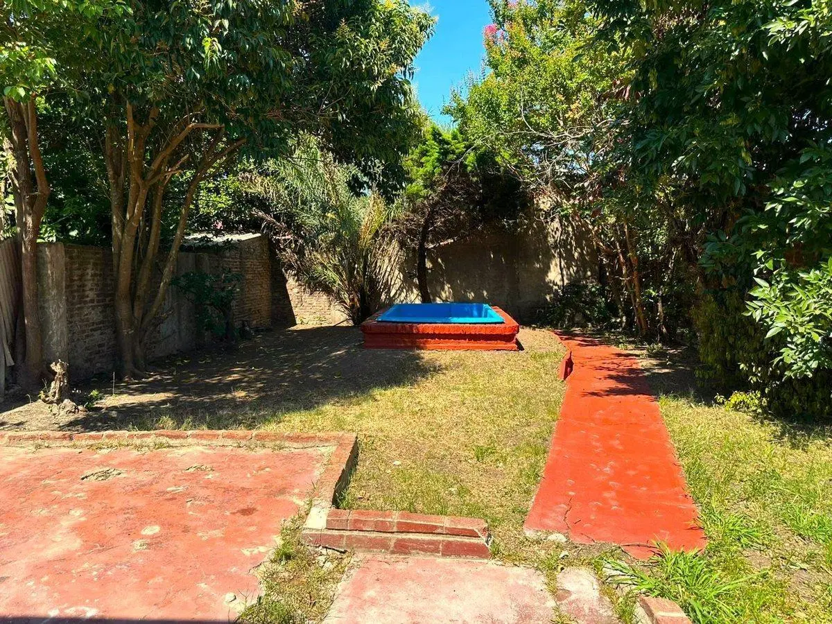 Casa con local cochera y parque con pileta 5