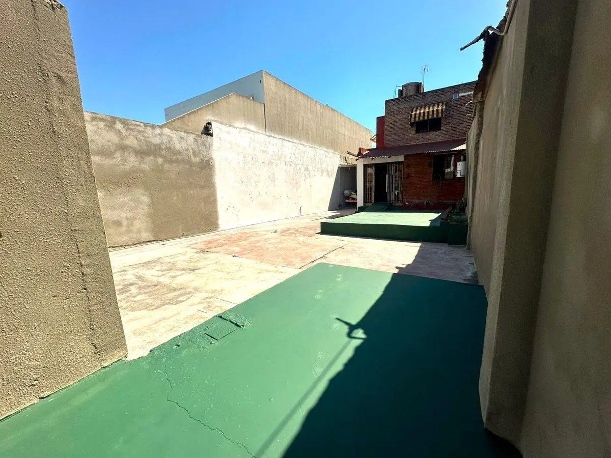 Casa con local cochera y parque con pileta 4