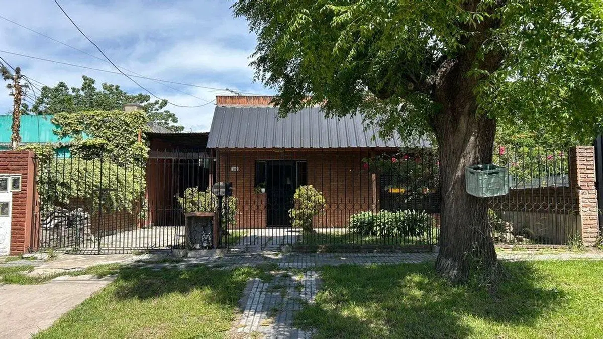 OPORTUNIDAD! CASA FAMILIAR CON GRAN PARQUE 2