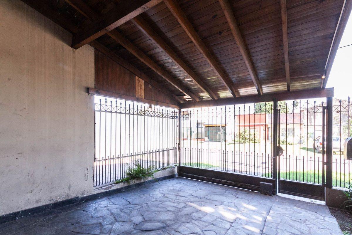 Foto de VENTA CHALET 2 PLANTAS 5 AMBIENTES CON QUINCHO, imagen 2