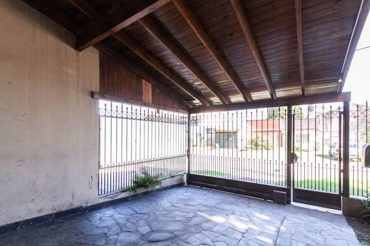 VENTA CHALET 2 PLANTAS 5 AMBIENTES CON QUINCHO 2