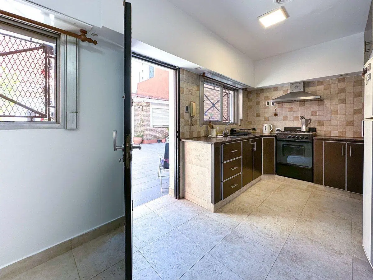 Venta casa 5ambs. con cochera. Quincho y patio. 4