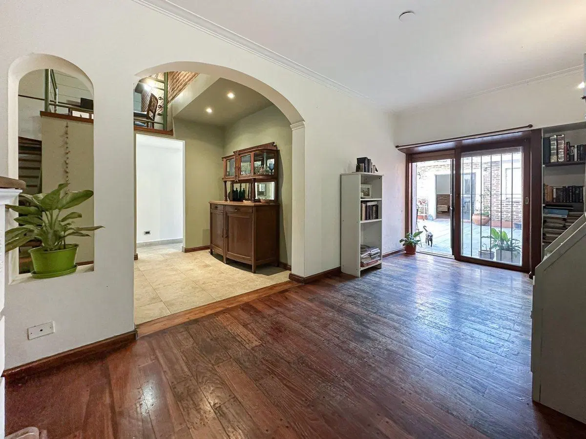 Venta casa 5ambs. con cochera. Quincho y patio. 5