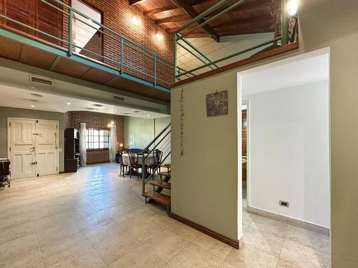 Venta casa 5ambs. con cochera. Quincho y patio. 3