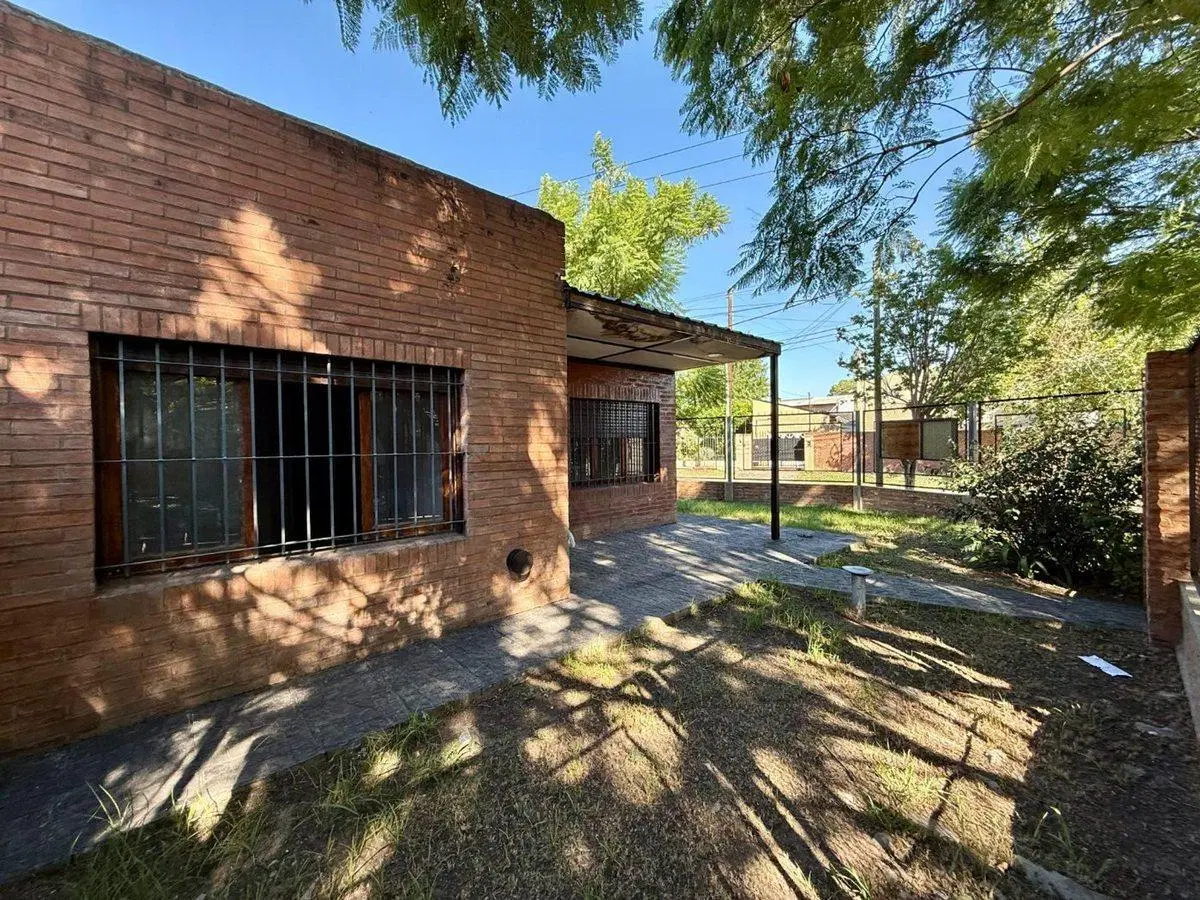 Venta Casa 3 ambs. Cochera. Jardín. Apto crédito 3