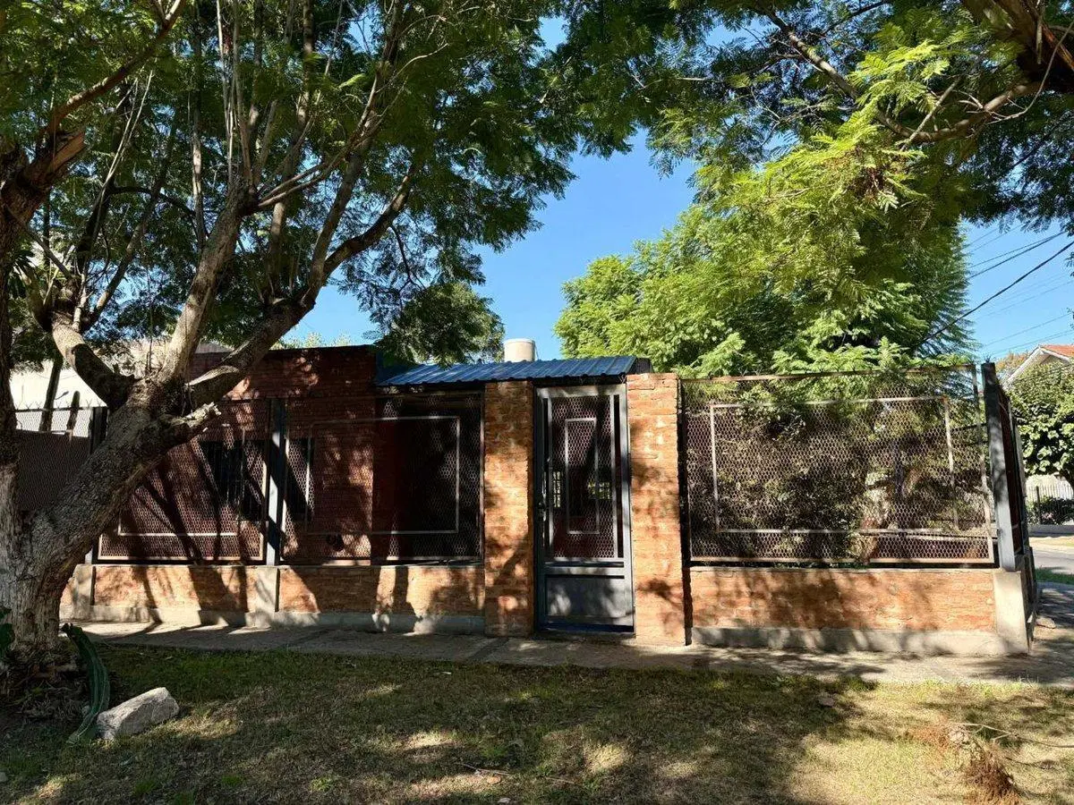 Venta Casa 3 ambs. Cochera. Jardín. Apto crédito 5