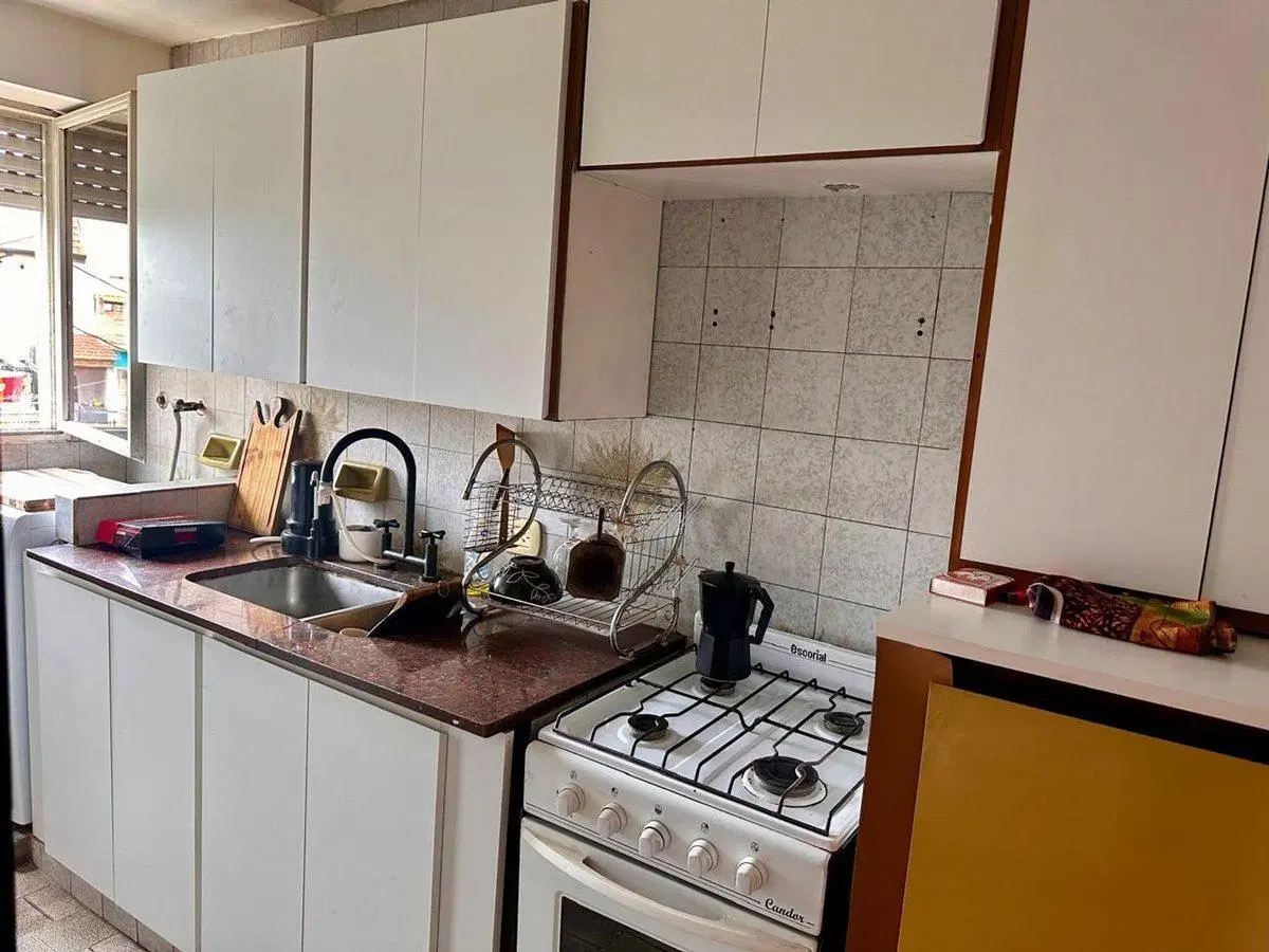 Adrogué Centro: 3 ambs. 72m², 3 balcones, cochera 5