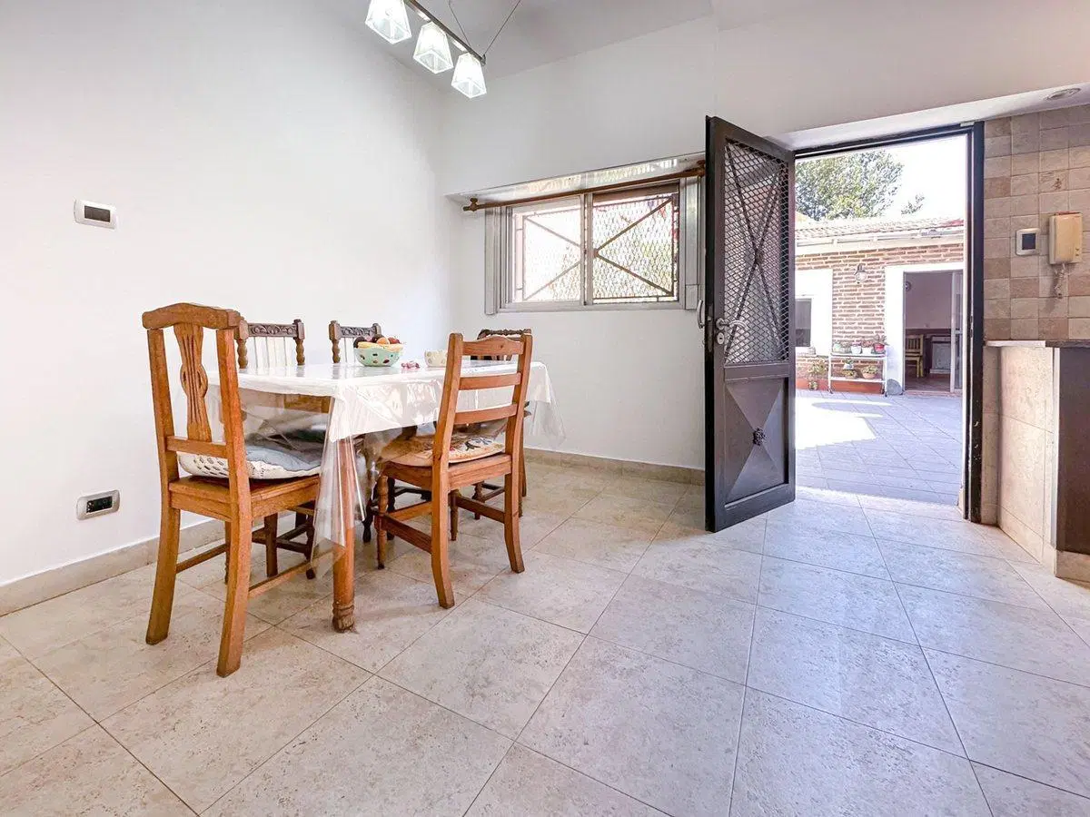 Venta casa 5ambs. con cochera. Quincho y patio. 5
