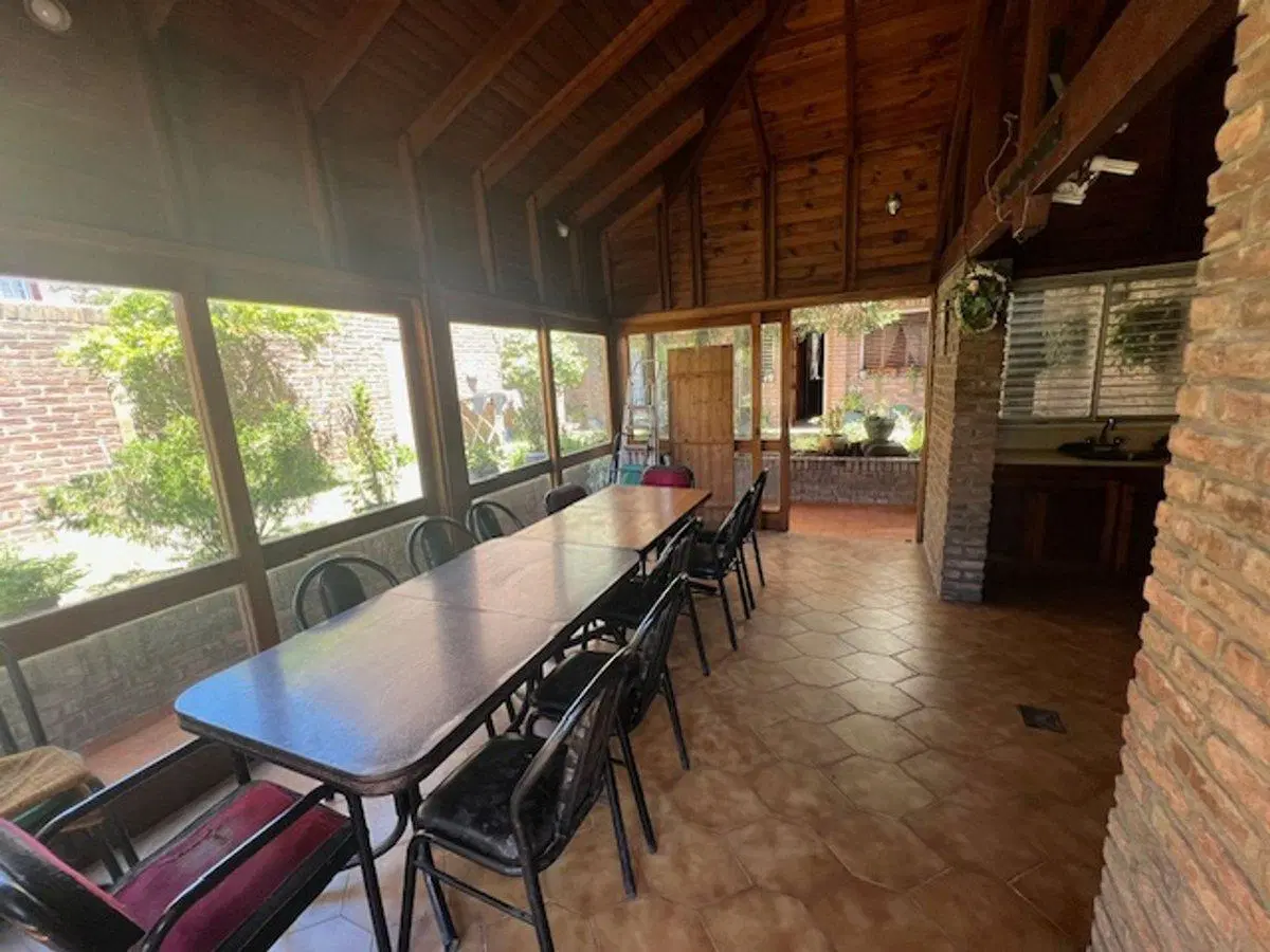 VENTA CHALET DE CATEGORIA 5 AMB. QUINCHO Y FONDO 8