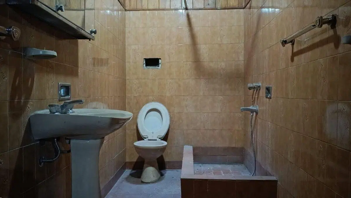 CASA 3 AMB "A REFACCIONAR" C/PATIO, LOCAL Y GARAJE 4