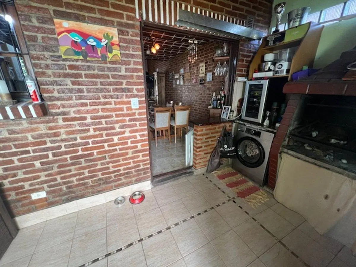 VENTA CASA 4 AMB. DOS COCHERAS, JARDIN, JACUZZI 4