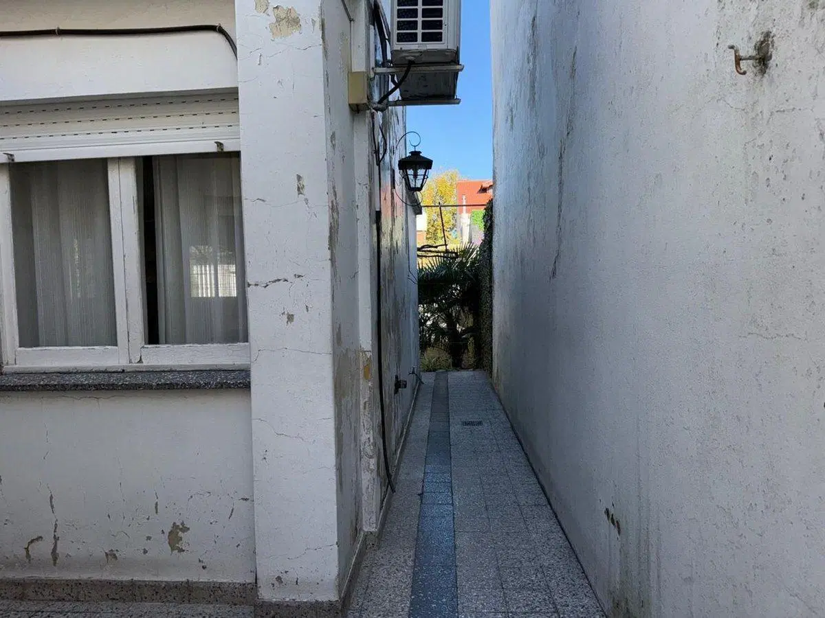 CASA EN VENTA C/AMPLIO FONDO Y QUINCHO-AVELLANEDA 5