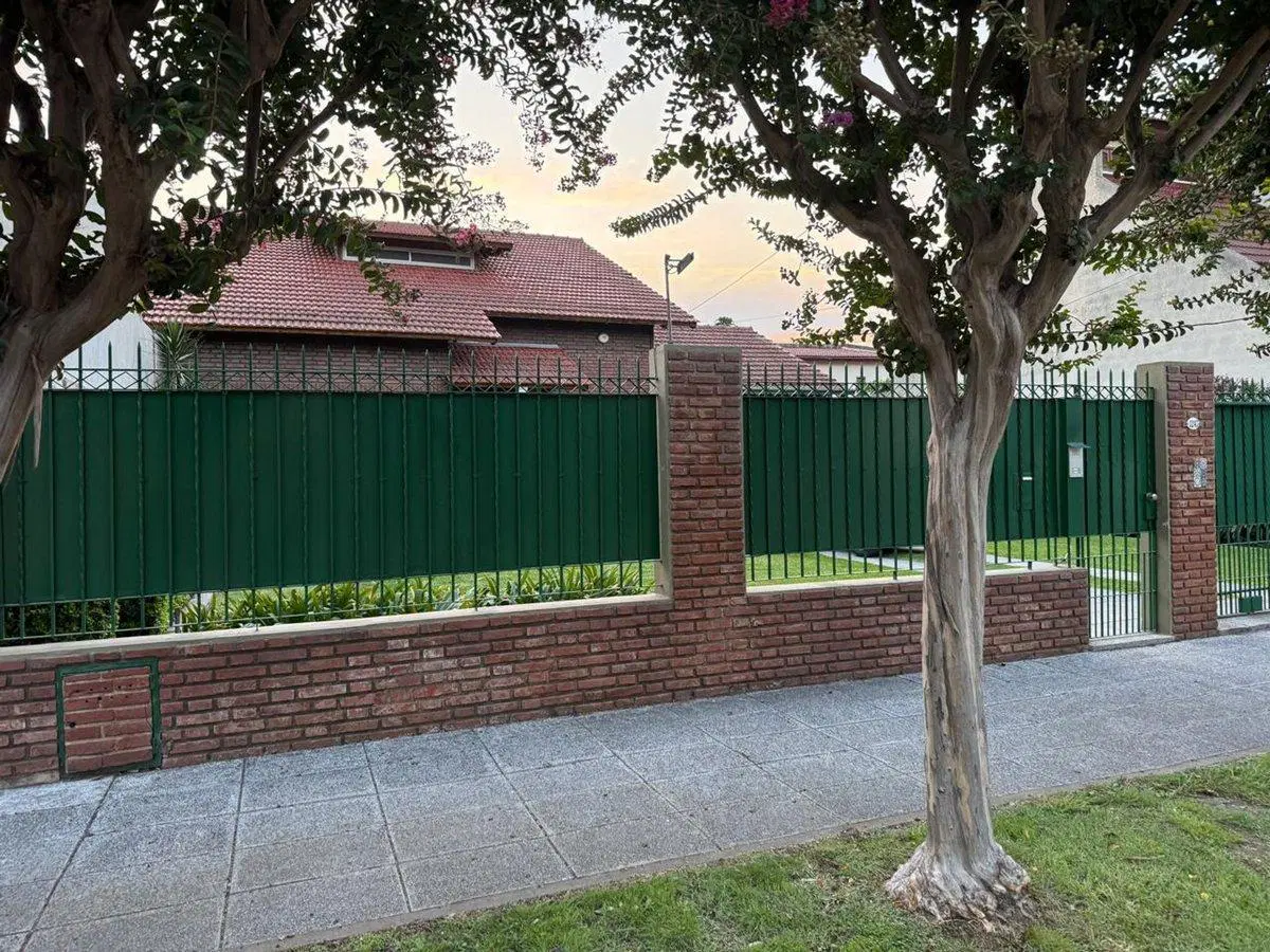 CASA DE 4 AMB EN DOBLE LOTE + DPTO 3 AMBIENTES 8