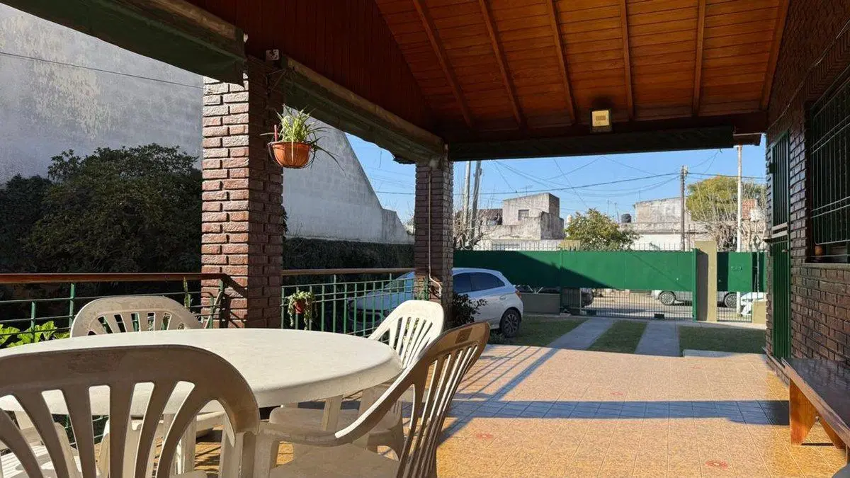 CASA DE 4 AMB EN DOBLE LOTE + DPTO 3 AMBIENTES 5