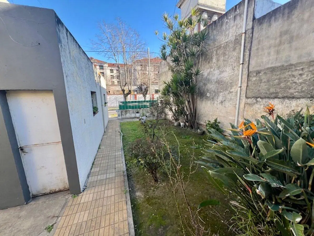 VENTA DE CASA EN LOTE PROPIO, JARDIN, COCHERA 5