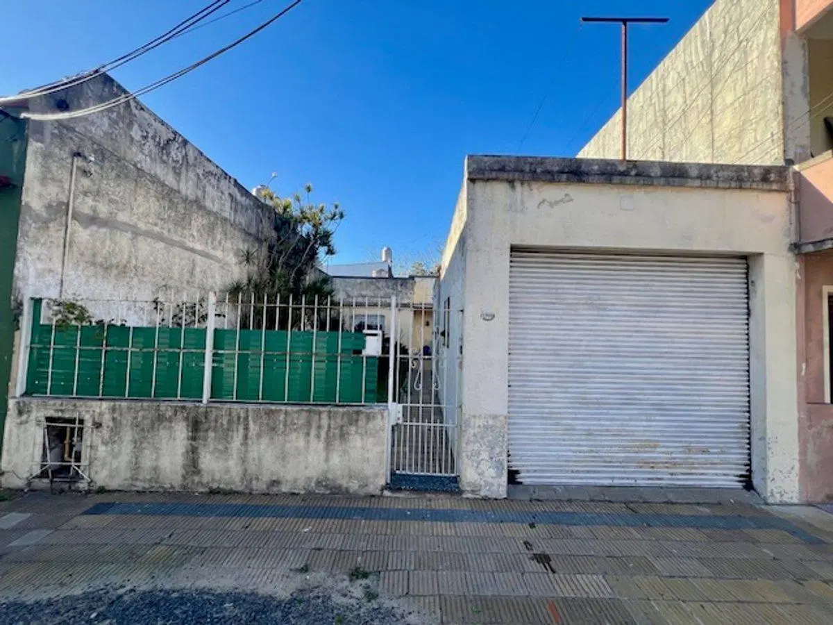 VENTA DE CASA EN LOTE PROPIO, JARDIN, COCHERA 2