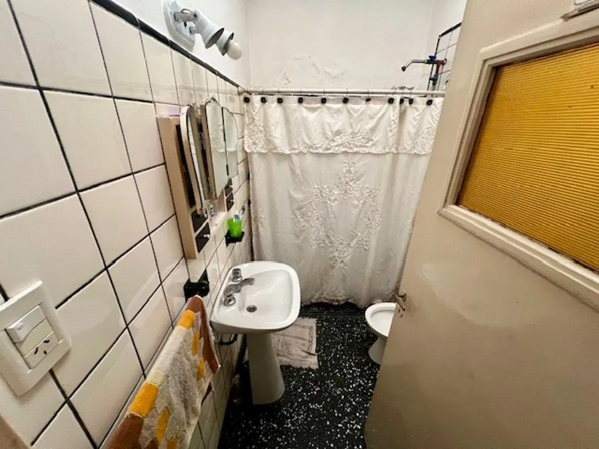 VENTA DE CASA EN LOTE PROPIO, JARDIN, COCHERA 8