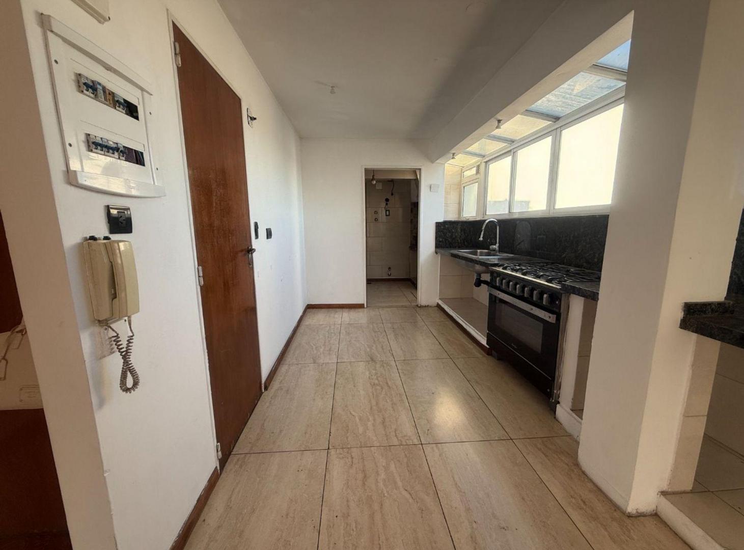 Foto de OPORTUNIDAD VENTA DEPARTAMENTO 4 AMB. FLORES CENTR, imagen 1