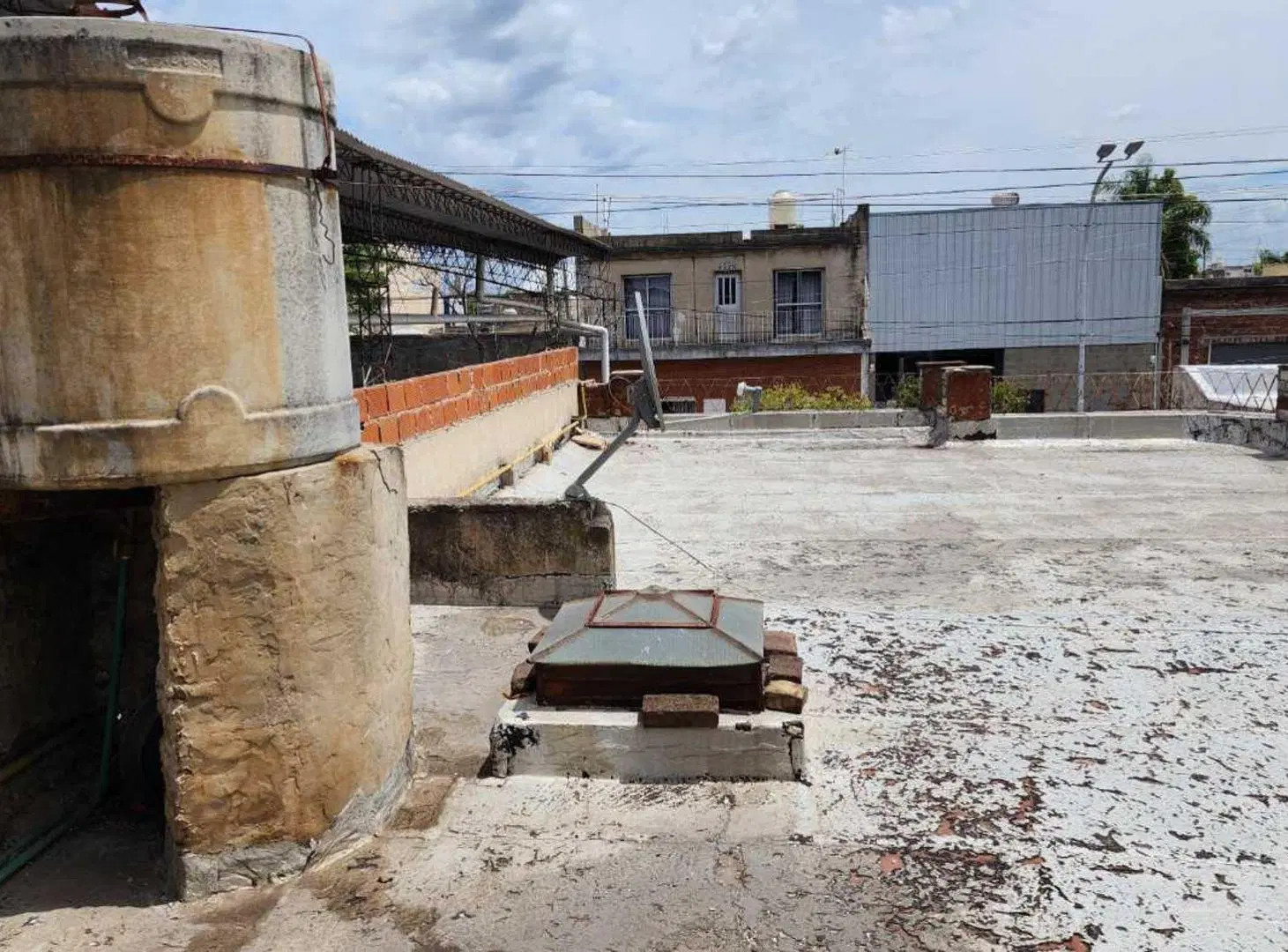 VENTA DE LOTE EN LANUS ESTE CON CASA Y DEPTO 8