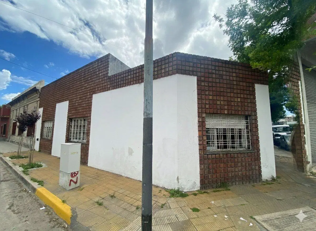 ¡CASA EN ESQUINA A REFACCIONAR - FOT 3 + SÓTANO! 4