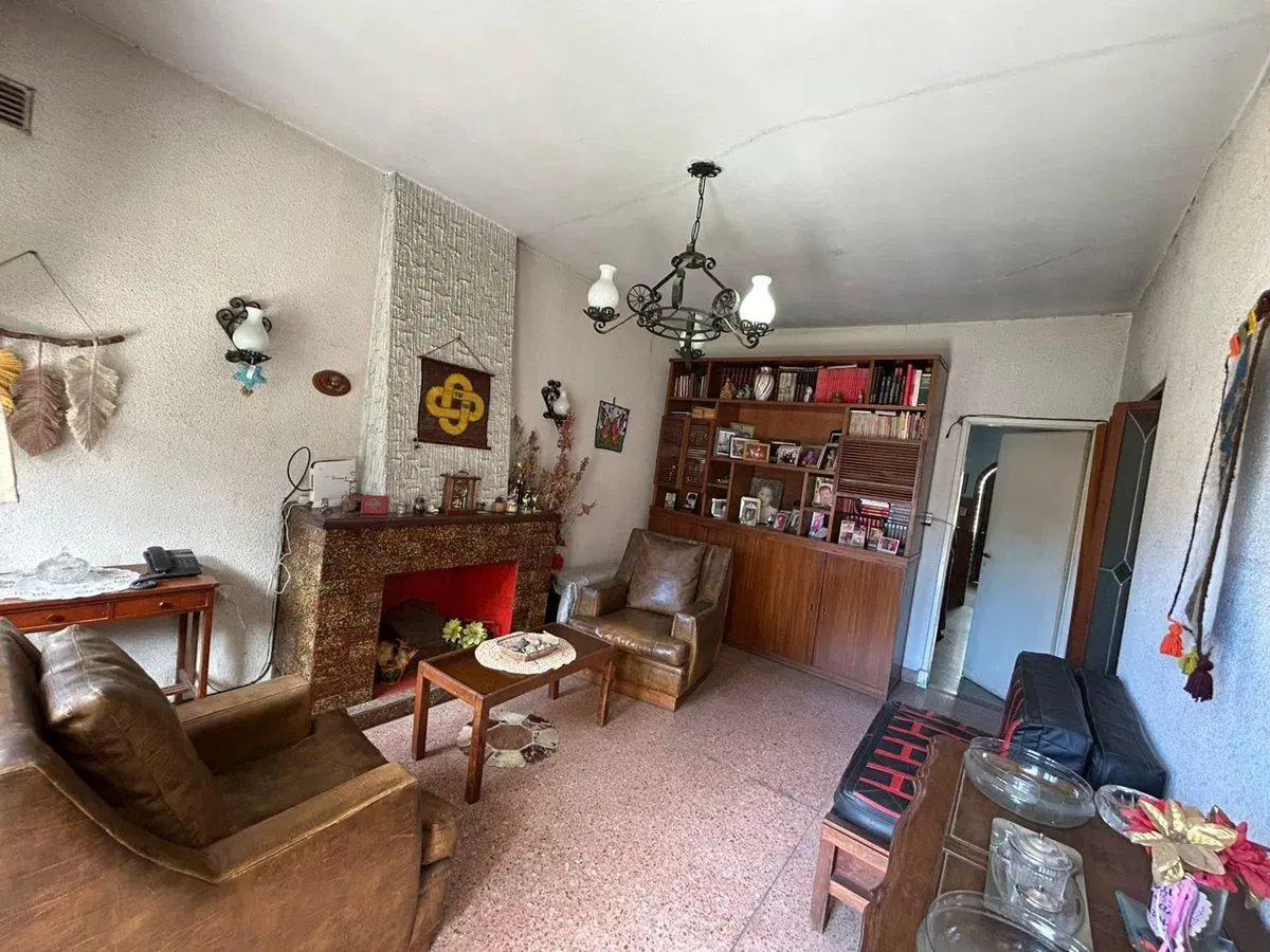 EXCELENTE CASA C/PILETA Y PARQUE EN RAFAEL CALZADA 4