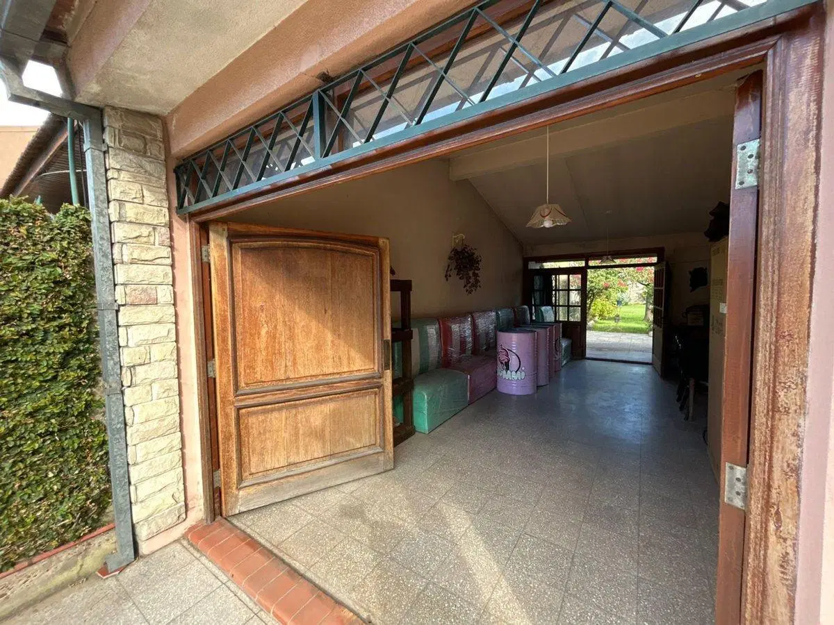 EXCELENTE CASA C/PILETA Y PARQUE EN RAFAEL CALZADA 8
