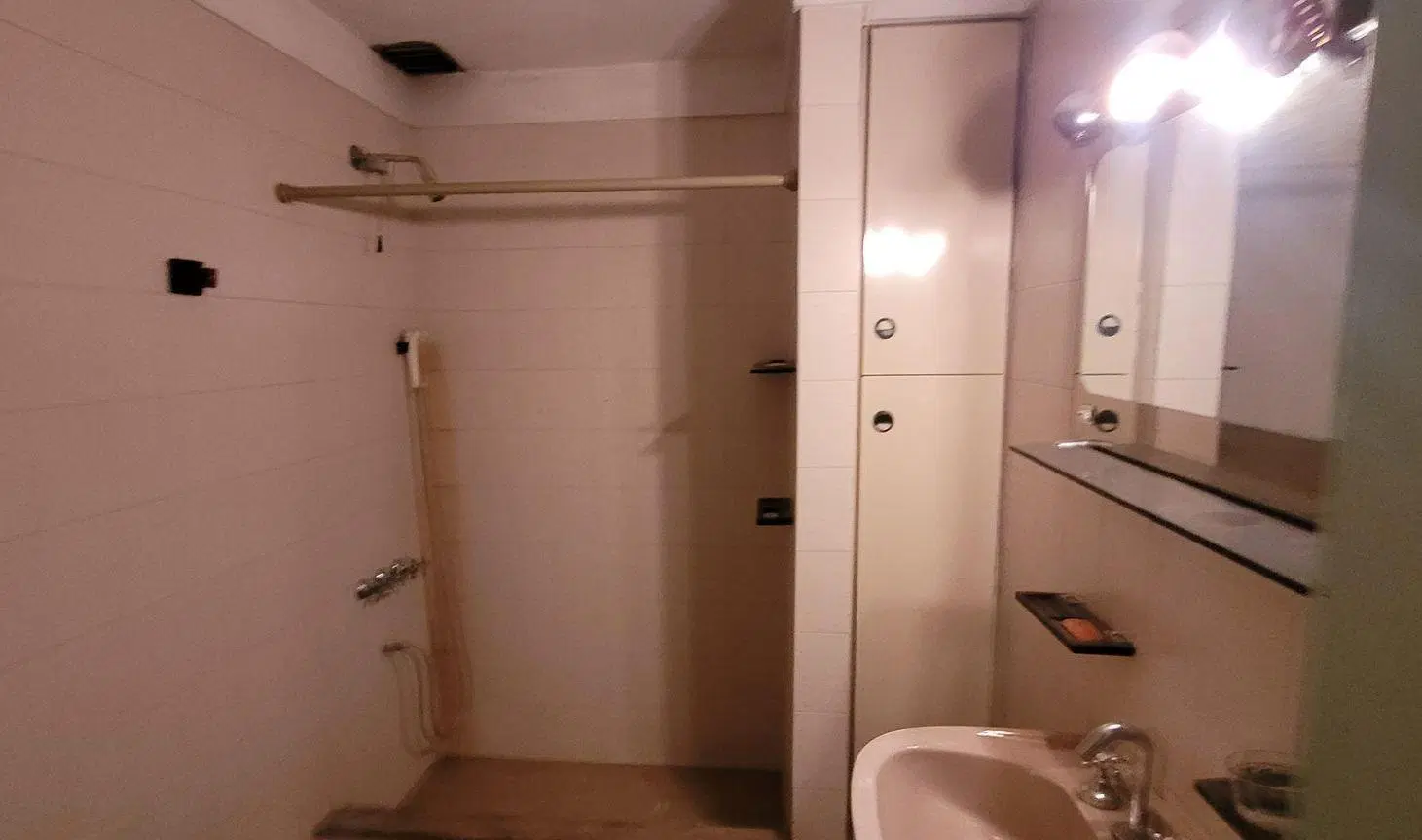 LOCAL COMERCIAL C/CASA 3 AMB. ESCALADA ESTE 4