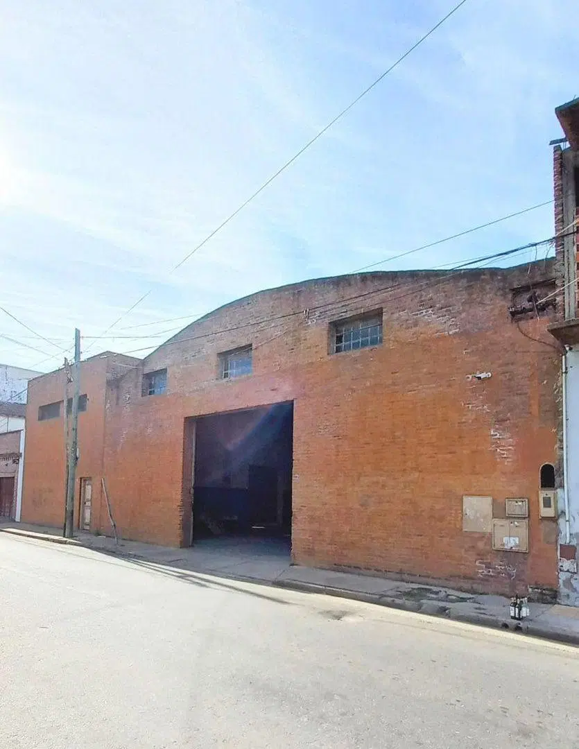 GALPÓN DE 1.385M2 EN CRUCESITA - SALIDA A 2 CALLES 8