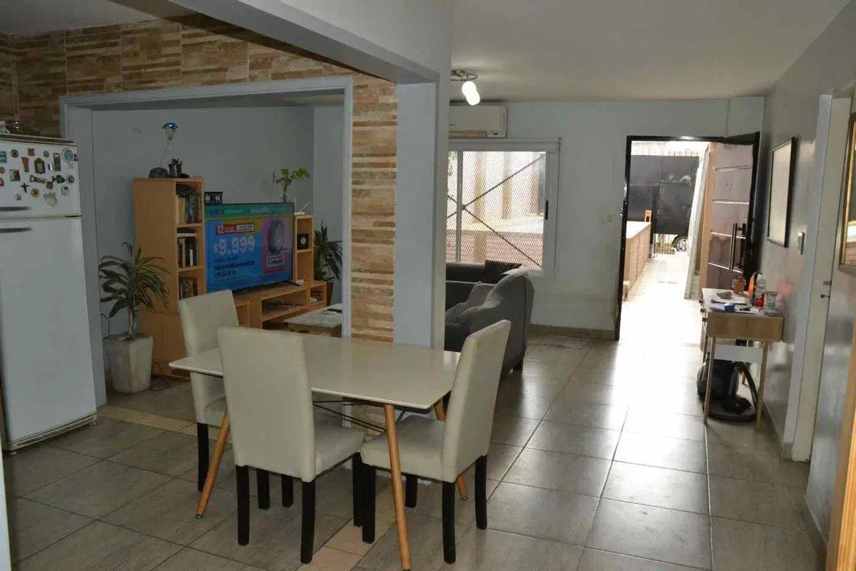 Casa 2 familias. Garaje para 3 vehículos y pileta 8
