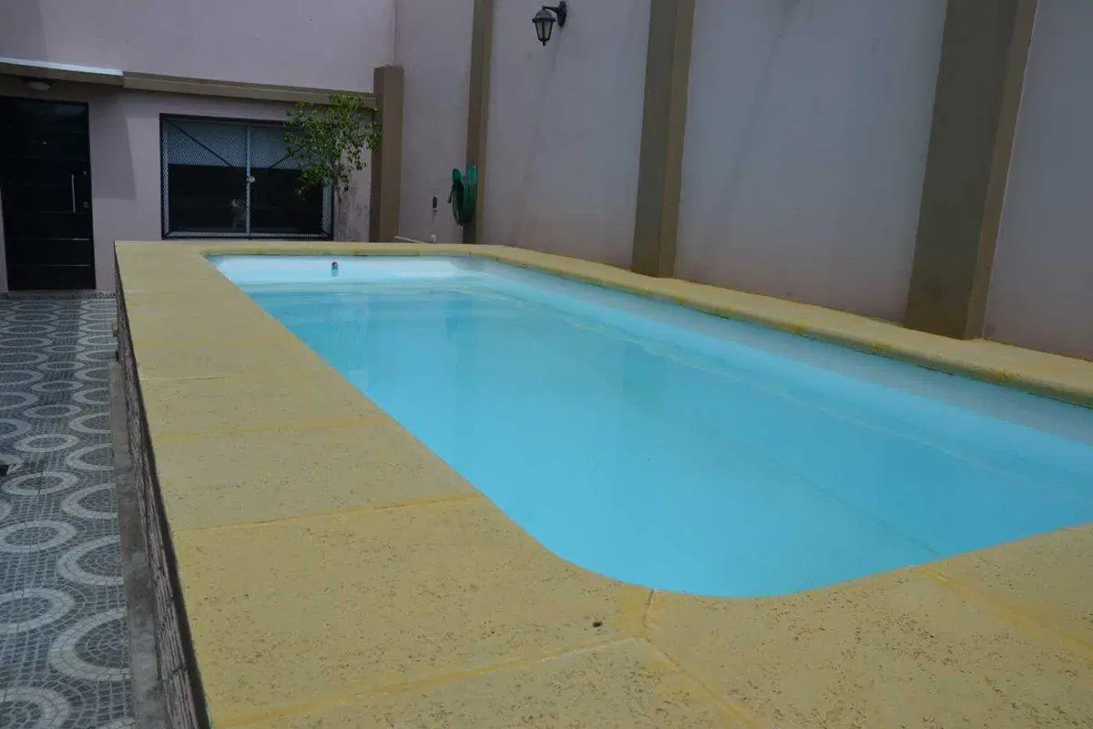 Casa 2 familias. Garaje para 3 vehículos y pileta 4