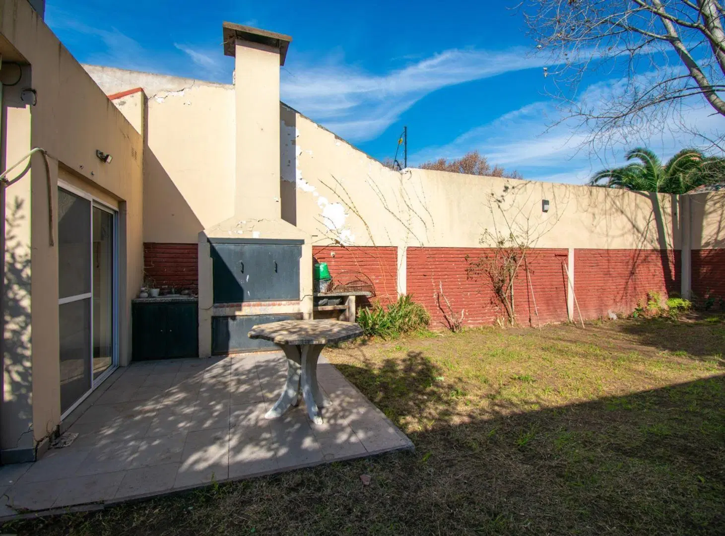 Hermoso chalet de 3 ambientes con quincho y parque 5