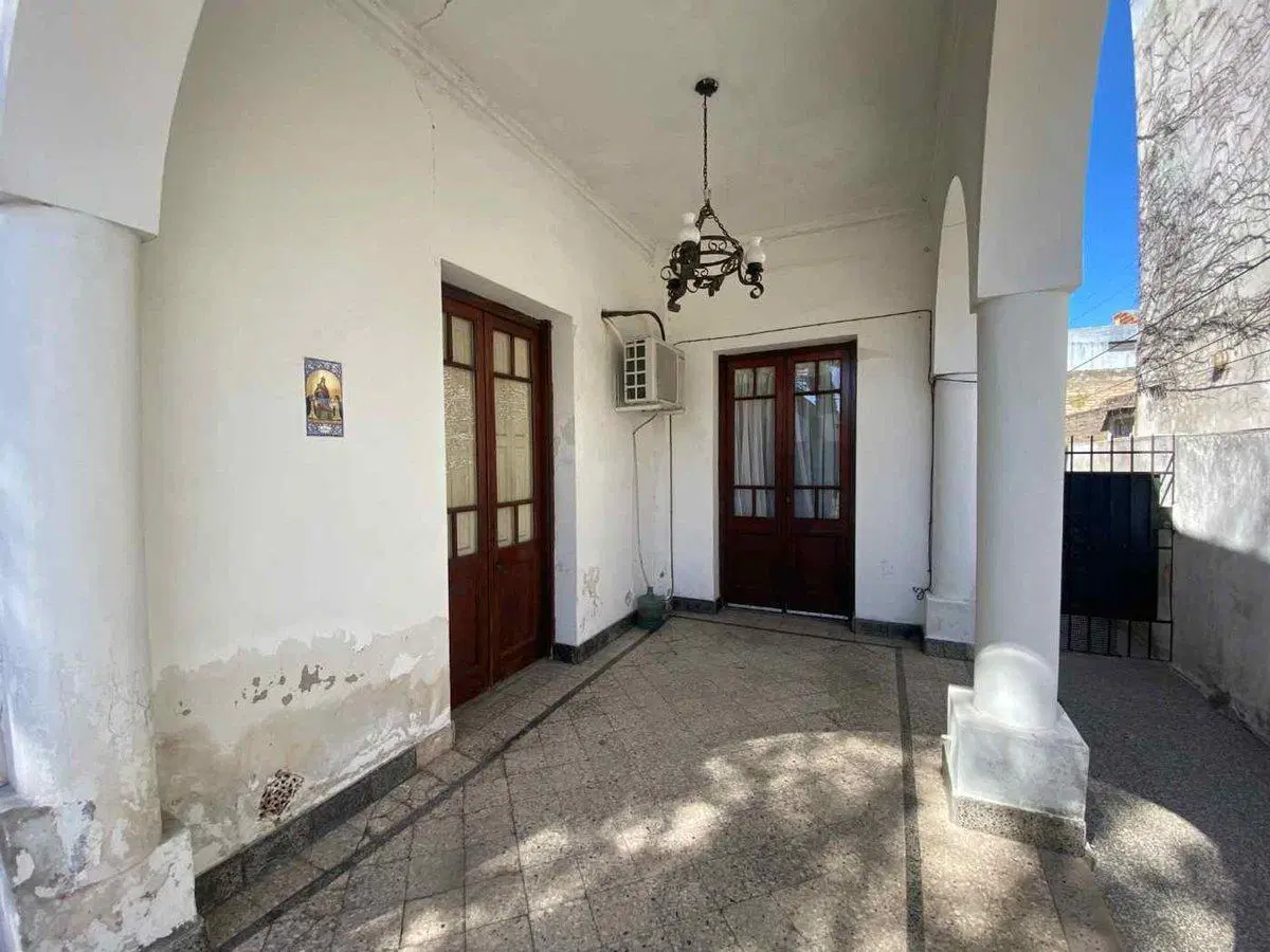 CASA 5 AMB C/GRAN JARDÍN Y PILETA "A REFACCIONAR" 3