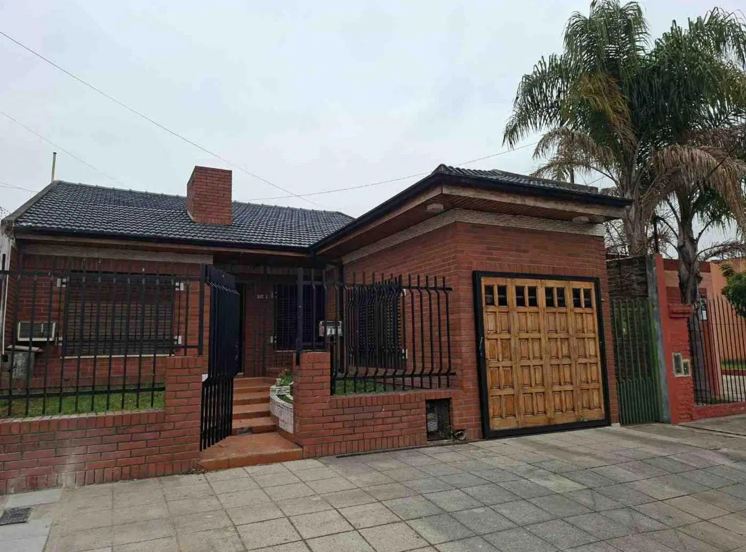 Casa tipo chalet con garaje, quincho y patio. 3