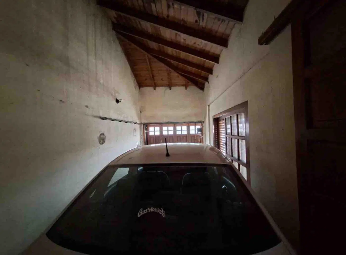 Casa tipo chalet con garaje, quincho y patio. 2