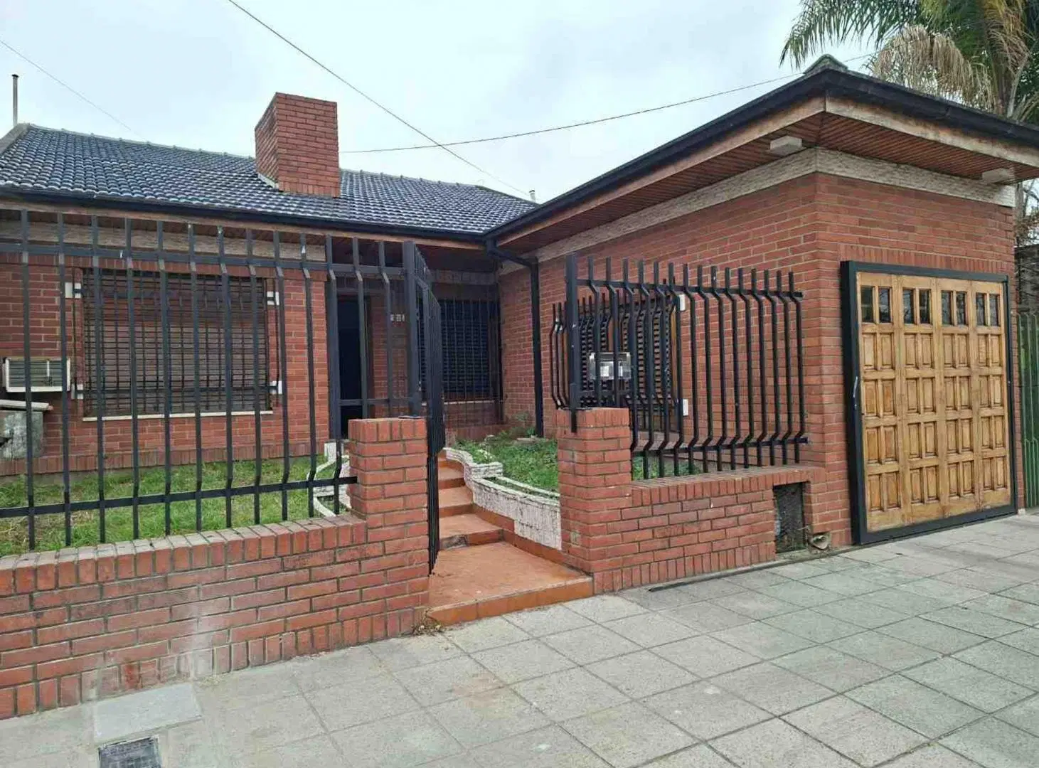 Casa tipo chalet con garaje, quincho y patio. 4