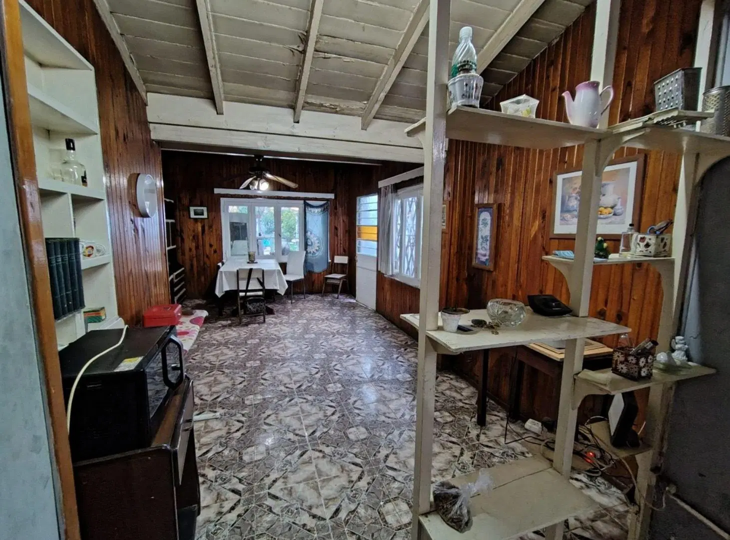 Casa 3 amb. Pileta.Lote 8,66 X 37 metros.Temperley 4