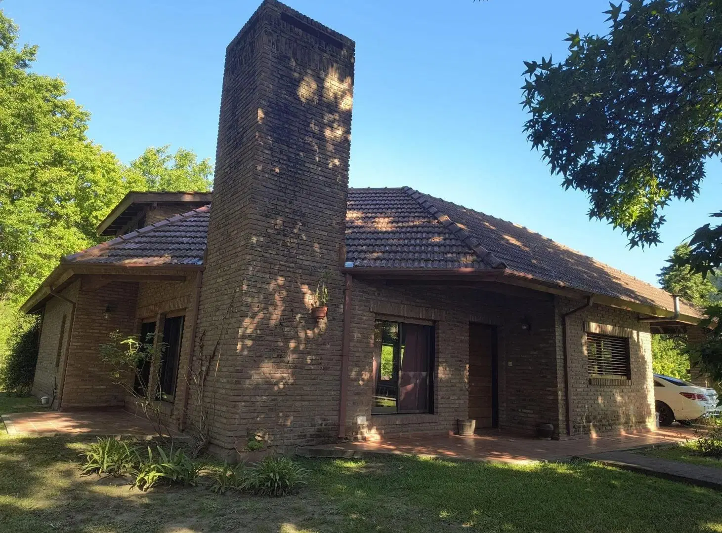ESPECTACULAR CASA CON GRAN PARQUE Y AMPLIA PILETA 2