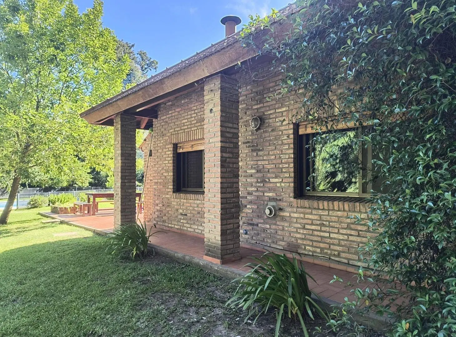 ESPECTACULAR CASA CON GRAN PARQUE Y AMPLIA PILETA 5