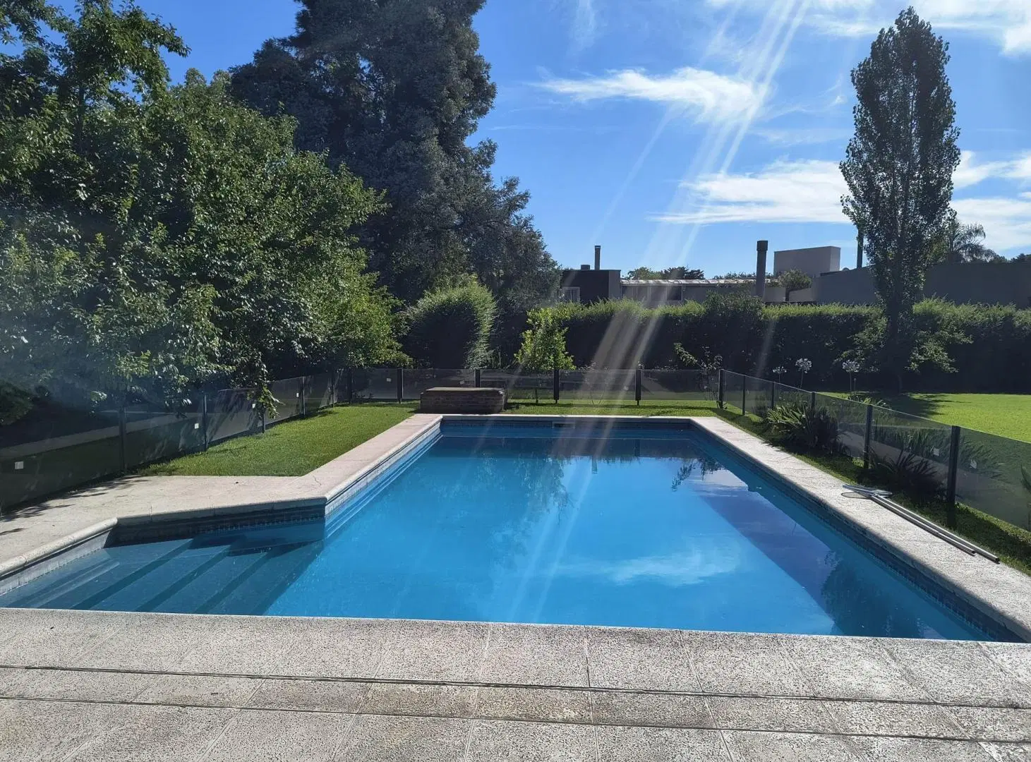 ESPECTACULAR CASA CON GRAN PARQUE Y AMPLIA PILETA 4