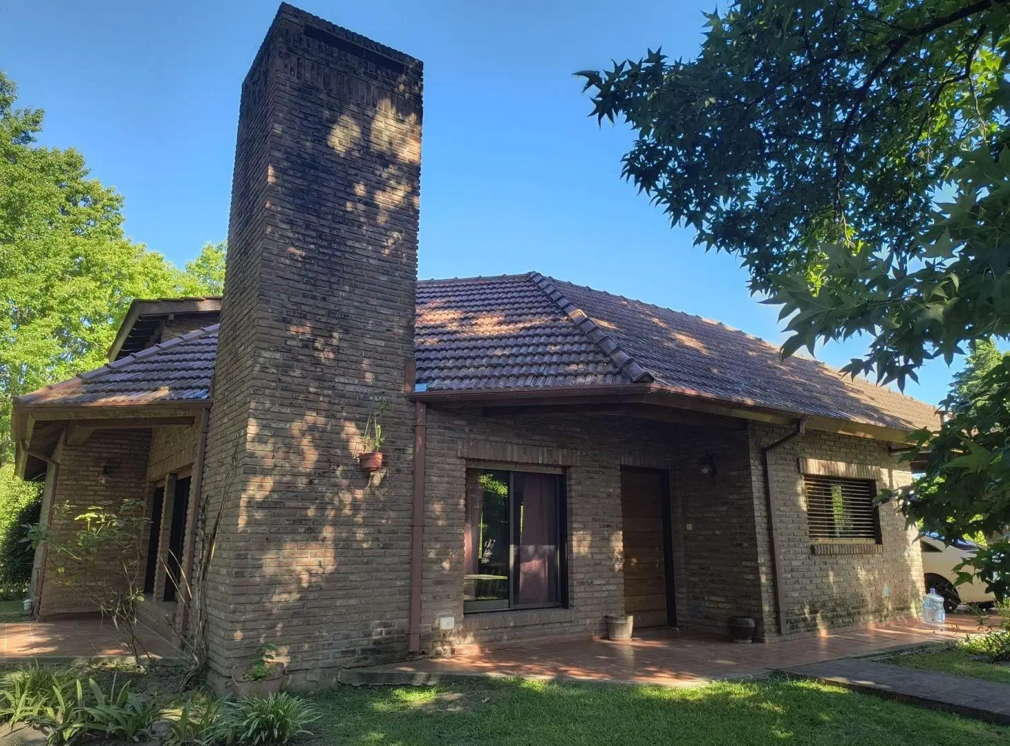 ESPECTACULAR CASA CON GRAN PARQUE Y AMPLIA PILETA 3