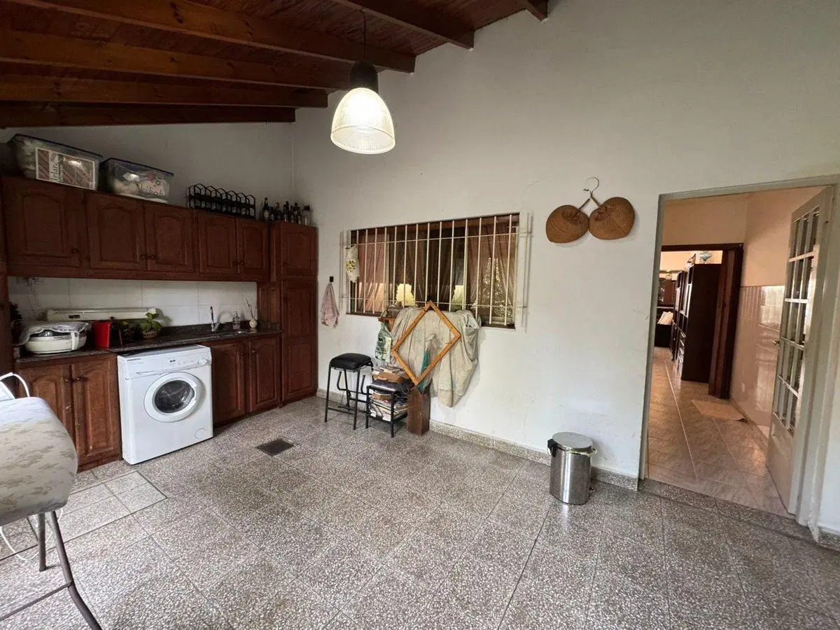 CASA 4 AMB / COCHERA / JARDIN / PARILLA 4