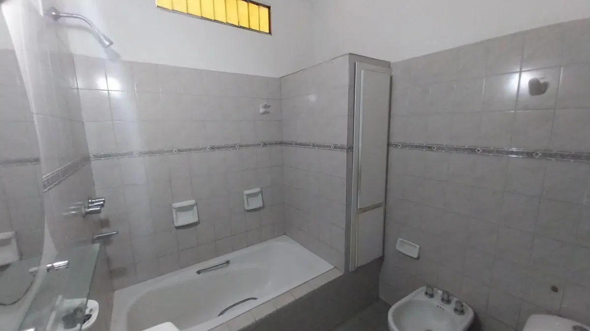 VENTA DE CASA MUY BUENA UBICACION DOBLE TERRRENO 4