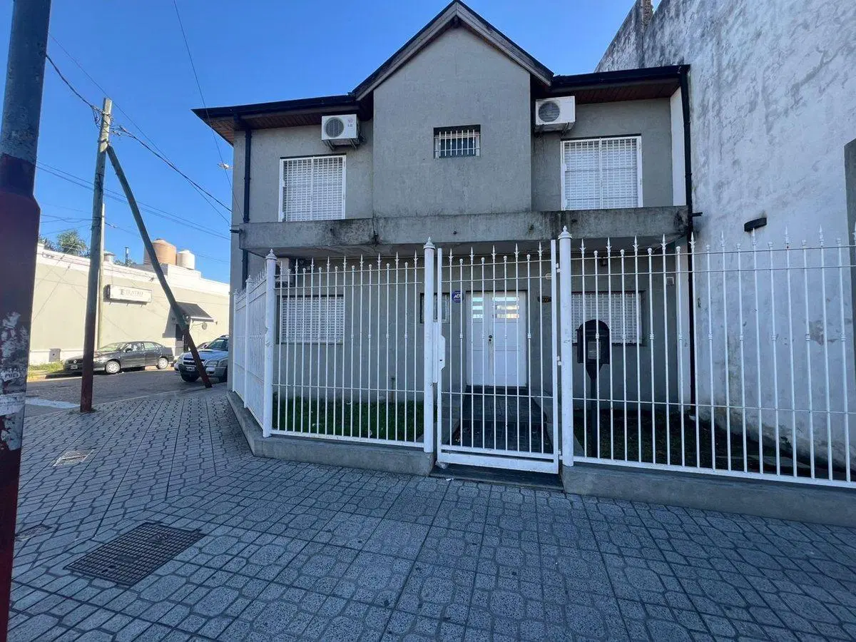 VENTA DE AMPLIO CHALET 6 AMB, COCHERA, PATIO, 4