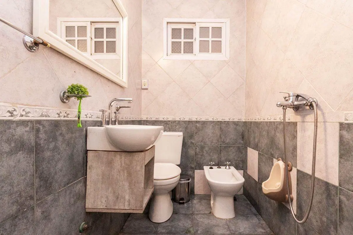 CASA 3 AMB A 1 CUADRA DE AV. HIPOLITO YRIGOYEN 3