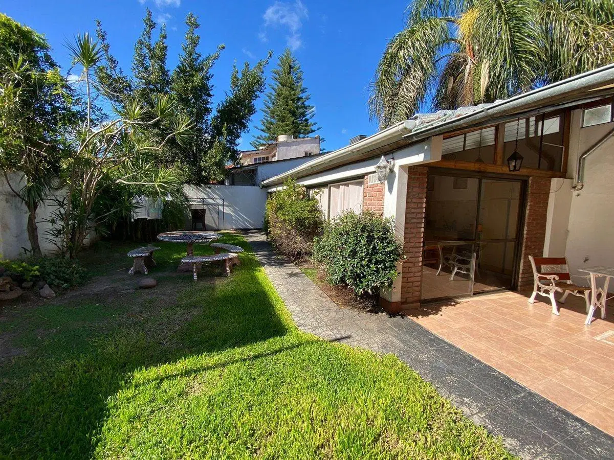 VENTA CASA 4 AMB / JARDIN / QUINCHO / COCHERA 2