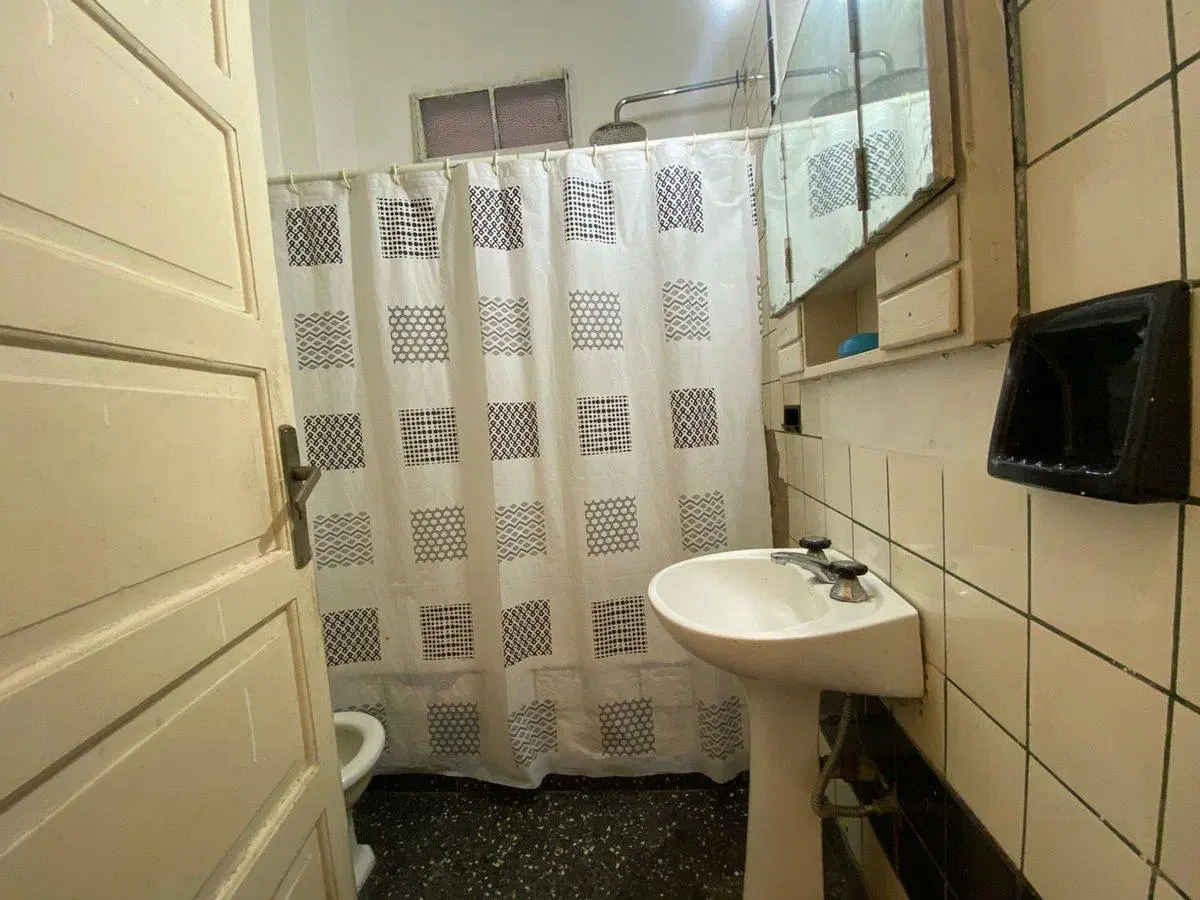 VENTA Depto  2 Amb con Patio  Av.  H. Yrigoyen 4