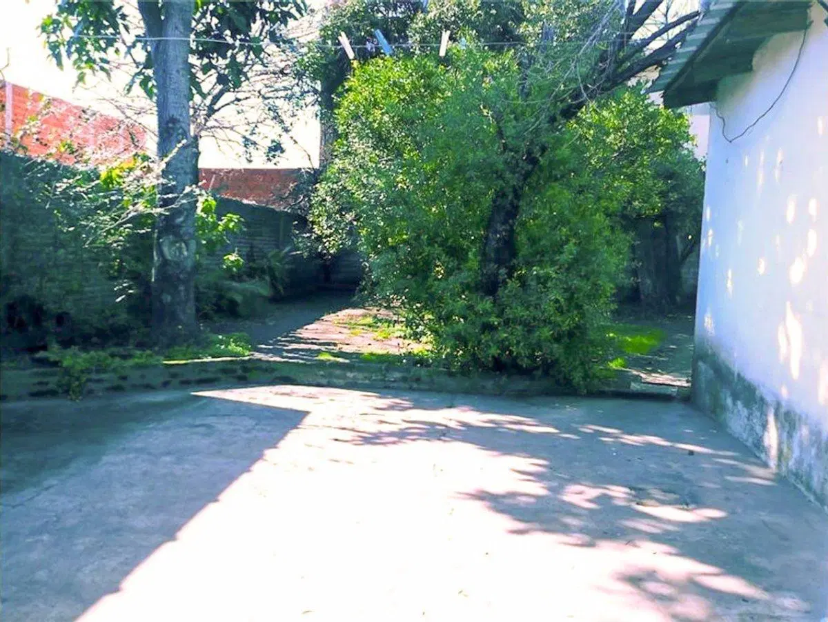 Venta casa 4 ambs. Fondo libre. Jardín al frente 3